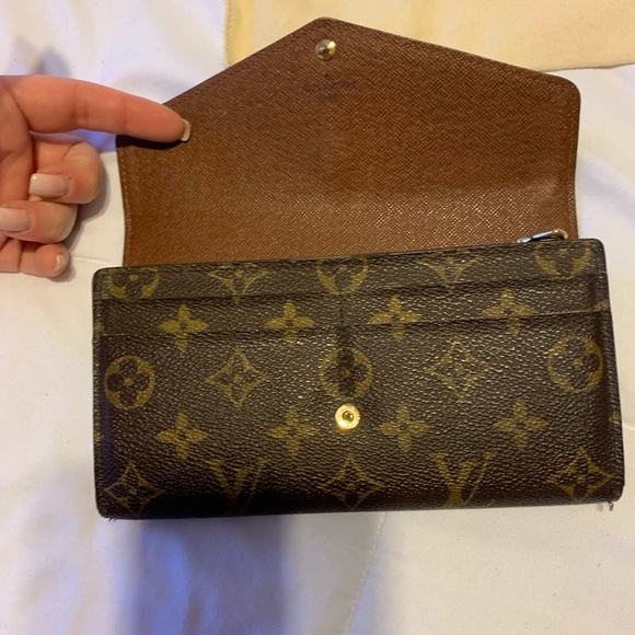 Louis Vuitton Monogram Sarah Wallet - Picture 5 of 8